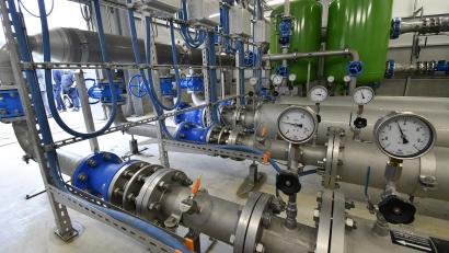 Bild: Petra Hartl
Direkt beim Wasserwerk der Stadtwerke in Engelsdorf wurde eine neue Druckerhöhungsanlage der Gemeinde Freudenberg gebaut. Dort erfolgt die Übergabe des in der Freihölser Senke geförderten Wassers.