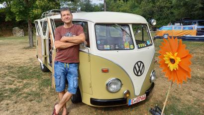 Bild: bl
Mike Pelloth und sein DDR-Bulli-Nachbau aus Holz: Am Badeweiher in Gleiritsch ist der T1 des Chemnitzers einer der Hingucker beim Treffen der Fans von luftgekühlten Motoren.