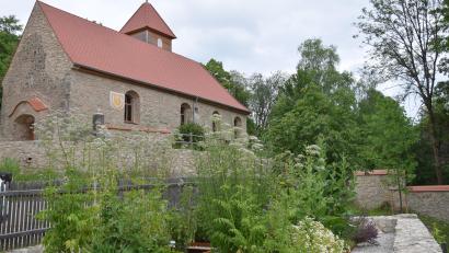 Bild: bö
Ein Blick über den Schloss-Kräutergarten von Lutzmannstein hinauf zur ehemaligen Pfarrkirche St. Maria und Luzia lässt Träume und Erinnerungen aufkommen. Das Dorf liegt im militärischen Sperrgebiet.