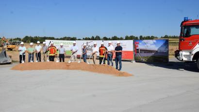 Bild: mde
Zum Spaten griffen Bauamtsmitarbeiter Stefan Gaßler, Bauunternehmer Volker Ziegler, Architekt Matthias Stelzl, Statiker Markus Bayerl, Kommandant Peter Denz, Architekt Wolfgang Schultes, Bürgermeister Roman Schäffler mit seinen Stellvertretern Katharina Hage und Hermann Schraml, Vorstand Marco Schäffler, Geschäftsstellenleiter Reinhard Herr und Bauamtsleiter Roland Sächerl (von links) anlässlich des Spatenstichs zum Neubau des Feuerwehrgerätehauses in Kemnath.