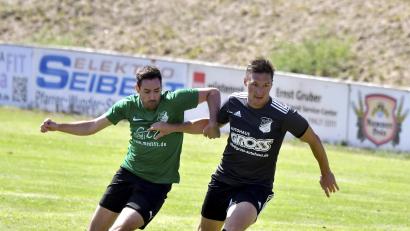 Bild: Hubert Ziegler
Der vom FC Amberg gekommene Neuzugang des SV Inter Bergsteig Amberg, Matthias Brinster (rechts), kann in dieser Szene den Ball vor Andreas Hammerl vom ASV Haselmühl sicher abschirmen.