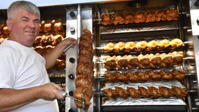 Bild: Petra Hartl
Nach 28 Jahren im selben Job sitzt bei Koch Toni Zivko jeder Handgriff. Immer sieben Hähnchen drehen sich auf einem Spieß. Links werden sie angewärmt, rechts ganz durchgebraten. Die Hähnchen ganz oben sind verkaufsfertig.