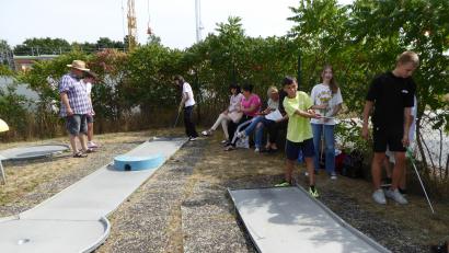 Bild: krb
Im Kinderferienclub Neustadt/WN ist Minigolfen angesagt.