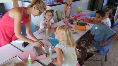 Bild: Kunz
Fleißig bastelten die Kinder ihre Schatzkästchen und überlegten dabei, mit was sie sie später füllen würden.