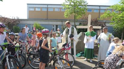 Bild: jzk
Stadtpfarrer Thomas Kraus segnete die Fahrräder der Kinder.