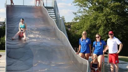 Bild: mrr
Die Verantwortlichen der Wasserwacht Vilstal-Kümmersbruck freuen sich mit den Kindern über den gelungenen Aktionstag im Riedener Freibad.