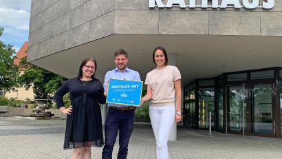 Bild: Tobias Reitmeier/exb
Geschäftsstellenleiterin Kathrin Schwarz (re) Abteilungsleiterin Melanie Kasowski und Gemeinschaftsvorsitzender Peter Neumeier freuen sich über die Auszeichnung als „Digitales Amt“ für die Verwaltungsgemeinschaft Schwarzenfeld