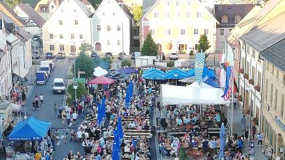 Bild: Stefanie Gradl
Bei bestem Sommerwetter genossen die Besucher die Atmosphäre des Vilsecker Brunnenfestes.
