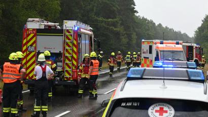 Bild: gf
Rettungskräfte sind am Samstagmittag zu einem Unfall auf die B85 zwischen Amberg und Schwandorf ausgerückt. Nahe der Stundensäule bei der Abzweigung nach Schwarzenfeld war ein BMW-Fahrer nach dem Überholen auf nasser Fahrbahn ins Schleudern und in den Gegenverkehr geraten.