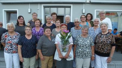 Bild: bk
In Feierlaune waren "Die Unverbesserlichen". Vorne Mitte mit Blumen Vorsitzende Annette Meyer. Rechts die 30 Jahre amtierende Gründungsvorsitzende Rita Wurzer. Für alle gab es eine Orchidee.