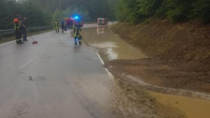 Bild: Kreisbrandinspektion Schwandorf/exb
Die Feuerwehr war in den Gemeinden Niedermurach und Altendorf gefordert: Sie hatte Abschwemmungen und Straßenüberflutungen im Bereich Pertolzhofen in den Griff zu bekommen.