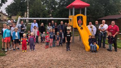 Bild: Gemeinde Speichersdorf/exb
In Guttenthau bei Speichersdorf wurde nun der 16. Spielplatz der Gemeinde eingeweiht und eröffnet. Rund 40 Kinder und ihre Eltern kamen zur Veranstaltung am Samstag.