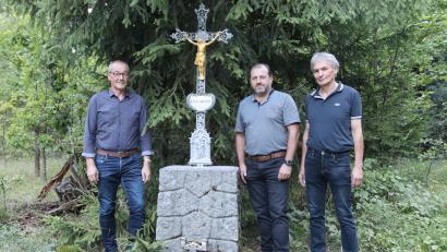 Bild: mrr
Bürgermeister Erwin Geitner, Heimatvereinsvorsitzender Hubert Haas und Pfarrgemeinderatsvorsitzender Josef Weinfurtner (von links) freuen sich über das neue Kreuz der Zink`n-Marter.