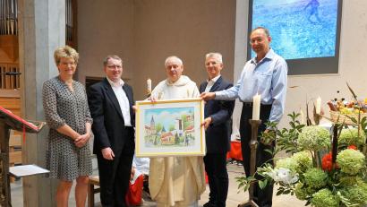Bild: wec
Zum Abschied gab es von der Pfarreiengemeinschaft ein Bild, auf dem die vier Kirchen der drei Pfarrteile zu sehen sind: (von links) Gudrun Bauer, Sprecherin des Gesamt-Pfarrgemeinderats, Josef Beer, Kirchenpfleger Ebermannsdorf, Pfarrer Herbert Grosser, Richard Bäumler, Kirchenpfleger Theuern, sowie Josef Schlegl, Kirchenpfleger Pittersberg.