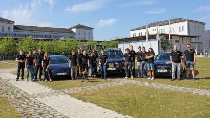 Bild: Wiesel/OTH Amberg-Weiden/exb
Das Automotive-Team der OTH Amberg-Weiden mit ihren Forschungsfahrzeugen