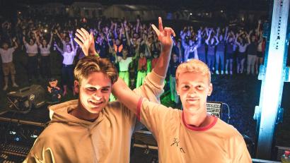 Bild: Kreisbrandinspektion Schwandorf/exb
Zum Abschluss des großen Zeltlagers der Feuerwehr gab es noch einmal ausgelassene Stimmung beim DJ- und Lagerabend.