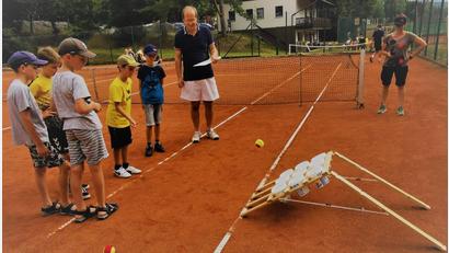 Bild: gz
Der Tennisball musste in einen der neun Eimer liegen bleiben und dafür gab es von Vorsitzenden Markus Lindner einige Punkte.