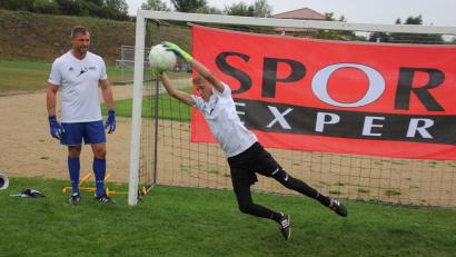 Bild: kro
Der 13-jährige Niclas Wonke aus Tirschenreuth war zum sechsten Mal beim Torwartcamp in der Kreisstadt dabei. Torwarttrainer Huberth Rosner beobachtet ihn genau.