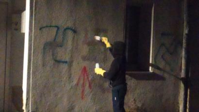 Bild: Brendle/Schrapp
Dieses Foto erreichte die Redaktion am Montag per E-Mail. Zu sehen ist einer der beiden Amberg-Urlauber, wie er ein Hakenkreuz übermalt.