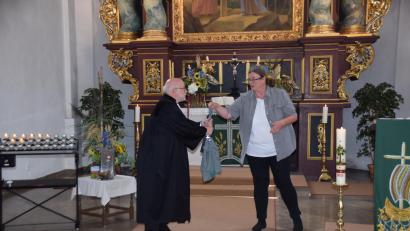 Bild: wku
Vertrauensfrau Manuela Trautmann-Deinzer übergab Pfarrer Matthias Ahnert ein Abschiedsgeschenk.