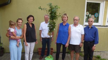 Bild: bk
Abschied und Neubeginn im Kindergarten: (von links) Lisa Koppmann (Elternbeirat), Renate Lehr, Karl Bauer, Karin Wilterius, Josef Schweiger, Pfarrer Varghese Putenchira.