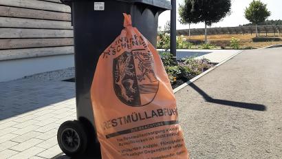 Bild: Stefanie Bräunlein/Landkreis Tirschenreuth/exb
Das Abfallwirtschaftszentrum hat neue Restmüllsäcke mit Landkreis-Wappen in orange beschafft.