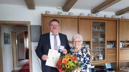 Bild: rha
Zum 90. Geburtstag gratuliert Bürgermeister Hans-Martin Schertl der rüstigen Jubilarin Resi Kreuzer und wünscht ihr noch viele weitere Jahre in Glück und Gesundheit.
