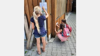 Bild: rpp
In kleinen Gruppen machten sich die Kinder auf die Suche, um den Schatz zu finden. Auf Hinweisschildern war ein Bilderbuch und ein Rätsel versteckt.