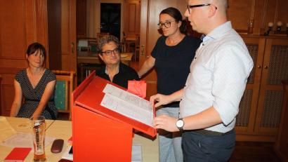 Bild: bjp
Radim Völkl und Silke Tanner (von rechts) treten als Doppelspitze die Nachfolge der seit 2014 amtierenden Pressather SPD-Ortsvereins-Vorsitzenden Sabine Eichermüller (links, neben Bürgermeister Bernhard Stangl) an.
