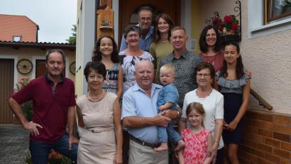 Bild: bnr
Im Kreise ihrer Familie feierten Anna und Willi Kopp das Fest der Eisernen Hochzeit. Fünf Enkel und sechs Urenkel sind die große Freude der glücklichen Großeltern.