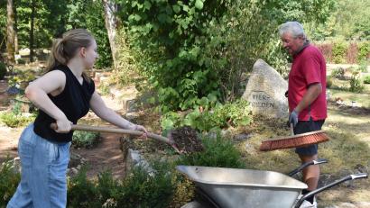 Bild: hcz
Sophie Hömig und Hans Forster, Mitglieder des Tierfriedhof-Fördervereins, bei der Arbeit.