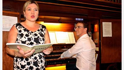 Bild: R. Kreuzer
Die musikalische Mittagsandacht um "Punkt 12" in der St.-Josef-Kirche gestalten diesmal Tamara-Raphaela Hirschmann (Sopran) und Florian Löw (Orgel).