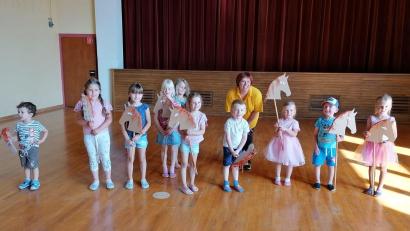 Bild: Roswitha Rödl/exb
Tanzen und Trommeln hießt es beim OWV-Ferienprogramm in Griesbach. Die Aufführung studierte Kursleiterin Roswitha Rödl (hinten Mitte), Jugendwartin des OWV Griesbach, mit den Mädchen und Buben ein.