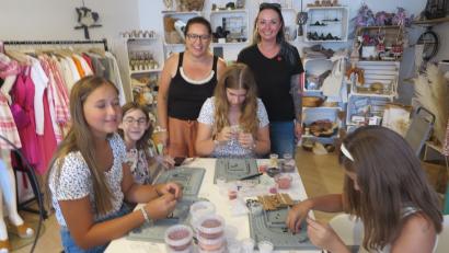 Bild: jzk
Carla Fontes und Ina Karger (von links) halfen den Mädchen beim Anfertigen von Armbändern.