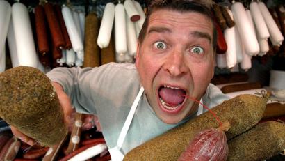 Symbolbild: Rolf Vennenbernd/dpa
Auch "Wurst-Achim" von der "Marktschreier-Gilde" kommt am Wochenende nach Marktredwitz.