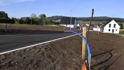Bild: Petra Hartl
So sieht das neue Baugebiet "Am Himmelsweiher 2" in Raigering hinter der Norma aus. Sechs neue Häuser sollen in den kommenden Jahren entstehen.