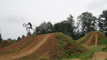Bild: wel
Bei der Einweihung des Dirt- Bike- Parks zeigten die Jugendlichen ihre Kunststücke auf den Rädern.