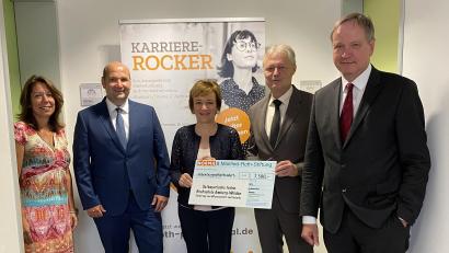 Bild: Jennifer McCubbin-Vollath/OTH Amberg-Weiden/exb
Im Bild (von links) Sabine Märtin (Leiterin OTH Professional), Lars Sikkes (Bereichsleiter Aus- und Weiterbildung), Prof. Dr. Christiane Hellbach (Vizepräsidentin OTH Amberg-Weiden), Anton Gleixner (Niederlassungsleiter des Norma-Zweigbetriebs Regenstauf) und Ulrich Schäfer (Verkaufsleiter Norma Regenstauf) bei der Spendenübergabe.