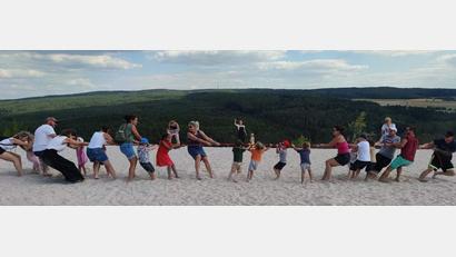 Bild: u
Eine tolle Sache war die Gelenkgruppe, die im Kindergartenjahr 2021/2022 erstmals im Antonius-Kindergarten eingerichtet war. Erzieherinnen, Eltern und Kinder hatten jede Menge Spaß beim Abschluss-Event auf dem Plateau des Monte Kaolino, wie hier beim Tauziehen.