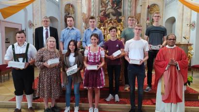 Bild: Pfarrei Bad Neualbenreuth-Ottengrün/exb
Einige der verabschiedeten Messdiener zusammen mit Pfarrer George Parankimalil (vorne rechts) und Wolfgang Plonner (hinten links), dem Verantwortlichen für die Ministranten-Arbeit in der Pfarrei.