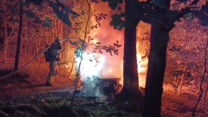 Bild: Feuerwehr Wackersdorf/exb
Weil er sich einer Verkehrskontrolle entziehen wollte, fuhr ein 54-Jähriger der Polizei davon. In einem Waldstück bei Schwandorf verlor er die Kontrolle über sein Auto und krachte gegen einen Baum.
