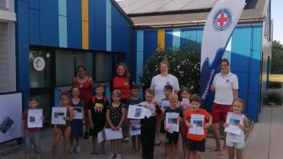 Bild: Stefan Dirnberger/exb
Die Trainerinnen Annalena Irl, Christin Krämer, Martina Prechtl und Simone Maderer (hinten von links) brachten den Kindern das Schwimmen bei.