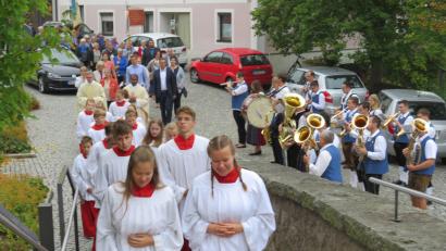Bild: adj
Einzug in die Kirche