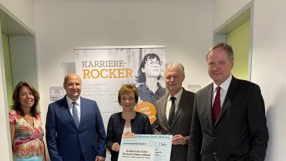 Bild: Jennifer McCubbin-Vollath/OTH Amberg-Weiden/exb
Freude über die 7500-Euro-Spende aus der Stiftung des Norma-Gründers Manfred Roth (von links): Sabine Märtin, Leiterin von OTH Professional, Lars Sikkes, Bereichsleiter Aus- und Weiterbildung, OTH-Vizepräsidentin Prof. Dr. Christiane Hellbach, Anton Gleixner, Niederlassungsleiter des Norma-Zweigbetriebs Regenstauf, und Ulrich Schäfer, Verkaufsleiter von Norma Regenstauf.
