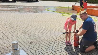Bild: egl
Spielerisch wurden die Kinder beim Ferienprogramm in Ursensollen mit den Aufgabengebieten der Feuerwehr bekannt gemacht.