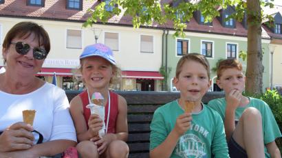 Bild: szl
Als die Eis-Tournee von Oberpfalz-Medien Halt in Tirschenreuth machte, war eine Abkühlung dringend gefragt. Die Resonanz der Eis-Liebhaber konnte sich mehr als sehen lassen.