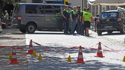 Bild: Gabi Schönberger
Großeinsatz der Polizei, nachdem eine Frau am Dienstagmittag mehrere Passanten mit einem Schwert angegriffen hat. Zwei Personen wurden mit leichten Verletzungen in das Klinikum Weiden gebracht.