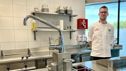 Bild: Eichl
Josef Bojer in der blitzblank geputzten Küche des „Elements“, kurz vor Arbeitsbeginn, ehe vor Töpfen und Pfannen kaum mehr blitzblanker Edelstahl zu sehen ist.