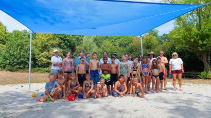Bild: bsc
Der Förderkreis Freibad und die Wasserwacht Friedenfels lockten mit einem tollen Angebot zum Ferienprogramm. Die Verantwortlichen der beiden Vereine, Lisa Rauh und Patricia Henze (hinten, Sechste und Siebte von links) sowie Kerstin Münchmeier (hinten, links), organisierten mit zahlreichen Helferinnen einen unvergesslichen Nachmittag für die Kinder.
