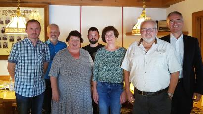 Bild: dir
Die Birgland-CSU gratuliert der neuen Kreisbäuerin: (von links) Kassier Martin Luber, Vorsitzender Hans Süß, Schriftführerin Brigitte Übler, Beisitzer Jan Loose, Kreisbäuerin Erika Loos, Beisitzer Erhard Nitzbon und Landtagsabgeordneter Harald Schwartz.